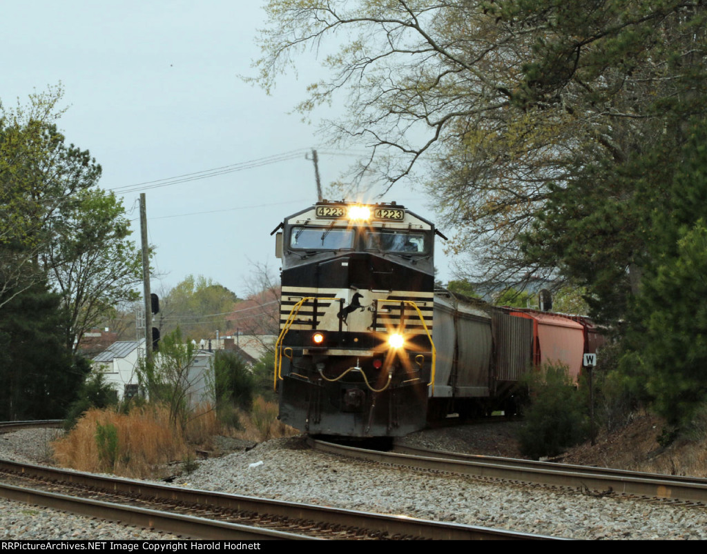 NS 4223 leads train 350 around the curve at Fetner